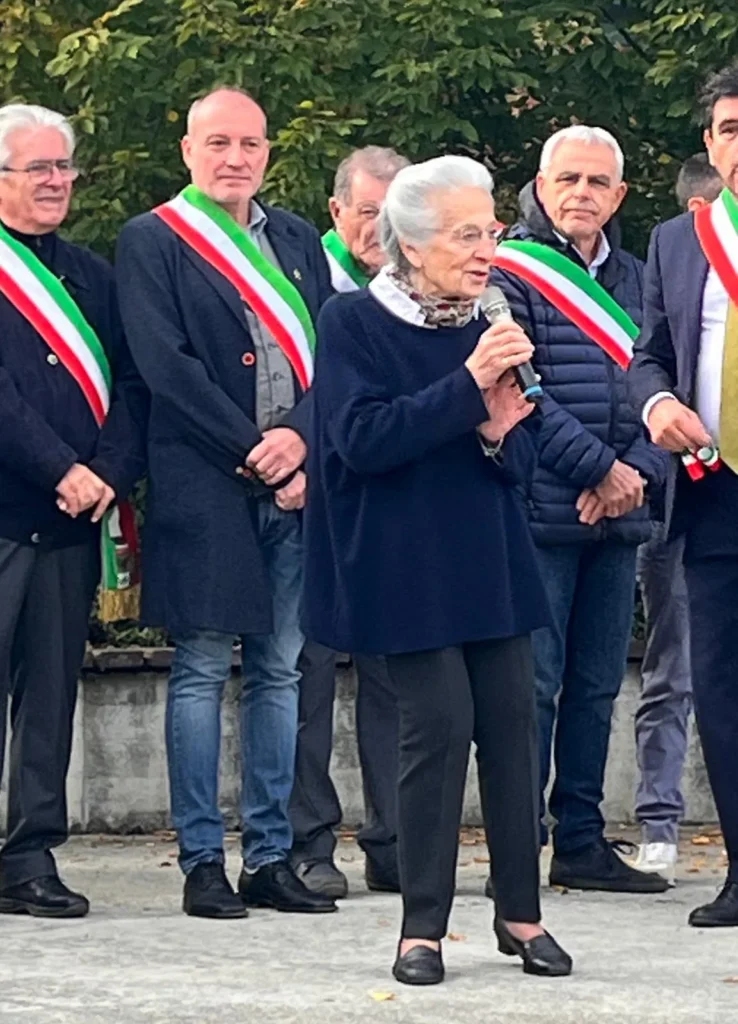 La madrina della fiera parla al microfono davanti ai sindaci con la fascia tricolore