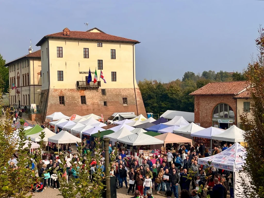 I gazebo della fiera davanti al Municipio di Ferrere visti dall’alto