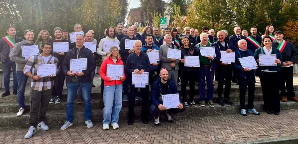 Foto di gruppo dei vincitori del Concorso Regionale con i diplomi in mano