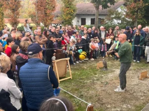 Pubblico numeroso attorno al falconiere durante la dimostrazione con i rapaci