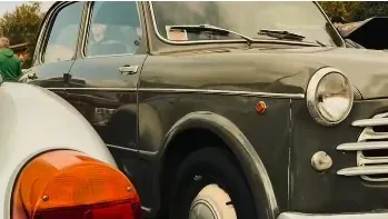 Dettaglio del frontale di un'automobile d'epoca in esposizione