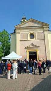 Il pubblico davanti alla facciata della Chiesa dei Battuti
